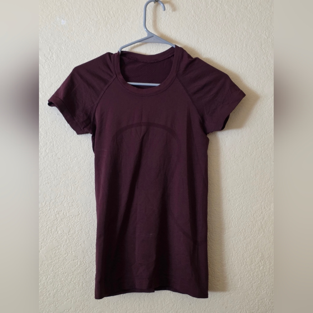 Lululemon Women's Burgundy T-Shirt Size Small.